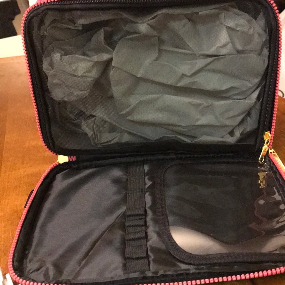 Cosmetic zipper case